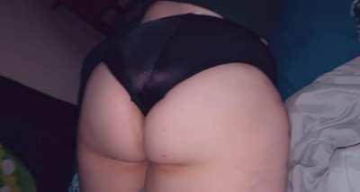 My booty is so big and jiggly 😋😍😜