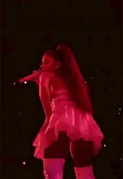 Sweetener World Tour 👀