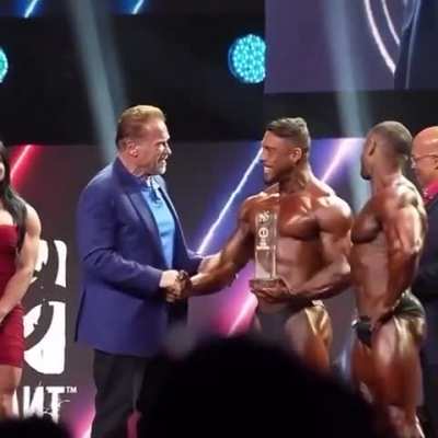 Bodybuilder receives award from Arnold Schwarzenegger and is instantly starstruck