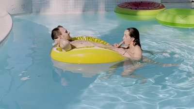 A relaxing pool blowjob