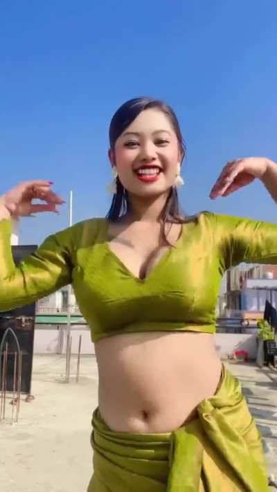 Anyone knows who she is? what's her ig?