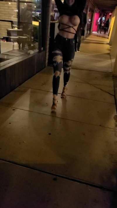 I love pulling my tits out downtown ð