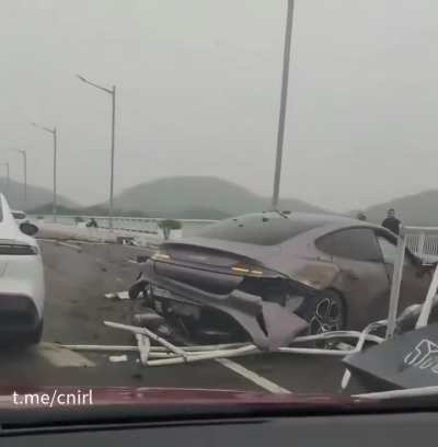 今天，武汉市蔡甸区，军山车谷大道大清早发生车祸，一新能源汽车事故，现场一片狼藉。护栏很贵吧！