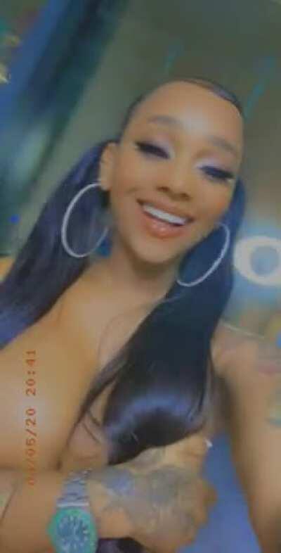 omg she is so 💦hot🥵