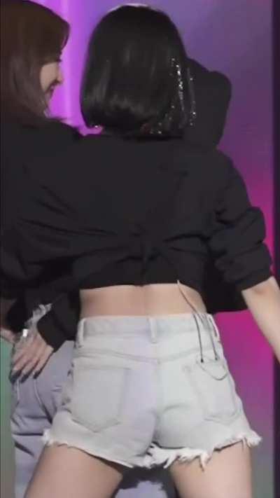 Jihyo (ft. Tzuyu & Chaeyoung) - 🍑