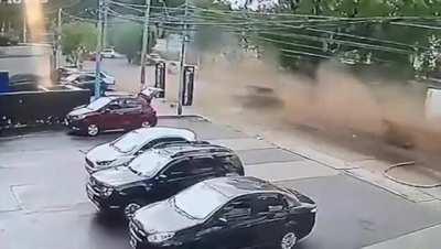 Camión sin frenos casi se lleva puesto a un ciclista