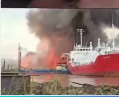 (02-11-2020) Oil tanker explodes while being repaired in Indonesia