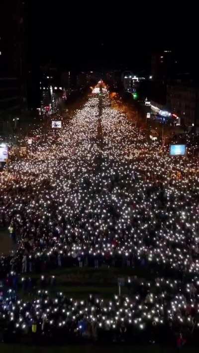 Studenti iz Beograda sa Novosađanima tokom 15-minutne tišine ispred železničke stanice, 31.1.2025.