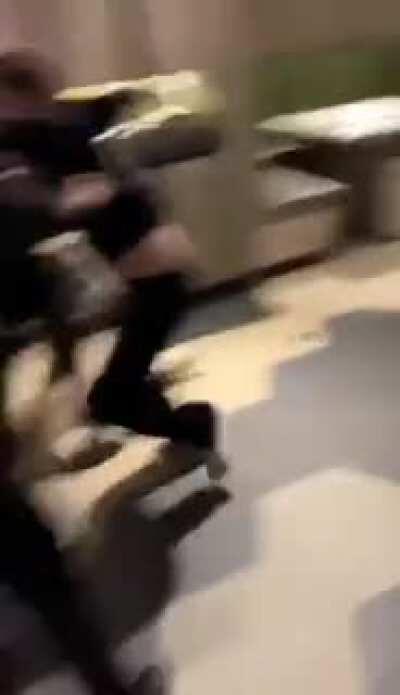 王一博真爱粉和肖战王一博cp粉丝海底捞友好交流视频，说实话运镜很有运动感，应该是杜琪峰亲传