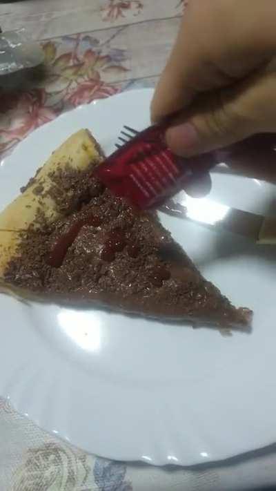 Putting ketchup on chocolate pizza 🇧🇷