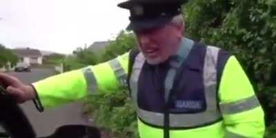 This is how to behave with a police officer (definitelty)
