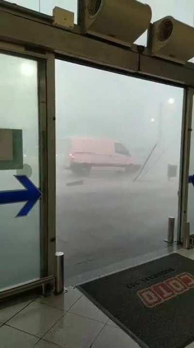 No veo mucha gente hablar de lo que fue la tormenta de hoy. Nunca me había agarrado una así afuera, se volaba todo. Temperley.