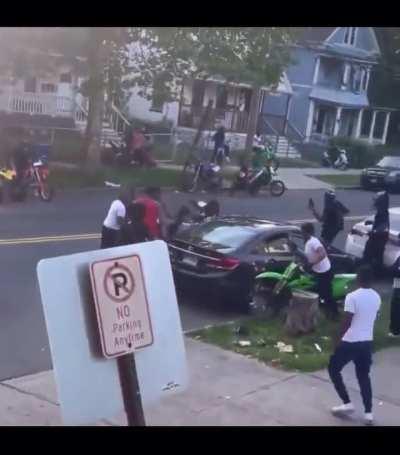 DoorDash driver gets food AND car stolen in the Hood