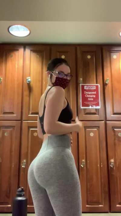Flashing you in the gym locker room😛