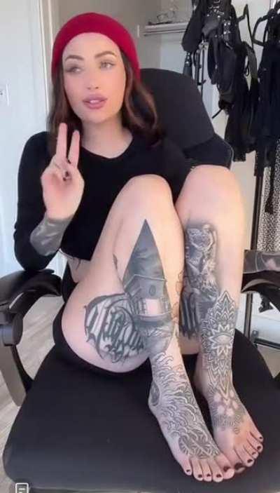 Tatted babe showing her painted toes