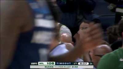 [Highlight] Giannis with the fingerroll over KAT then admires his hand for a few seconds