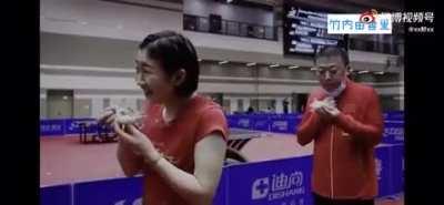 Japanese table tennis player Mima Ito shares her mother’s hand-made onigiri (Japanese rice balls), with Chinese players. Love this warming and touching moment between 🇨🇳 and 🇯🇵