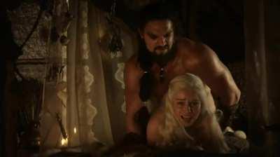 This scene literally makes me wanna get fucked like Emilia Clarke by a bud, or maybe just khal drago himself