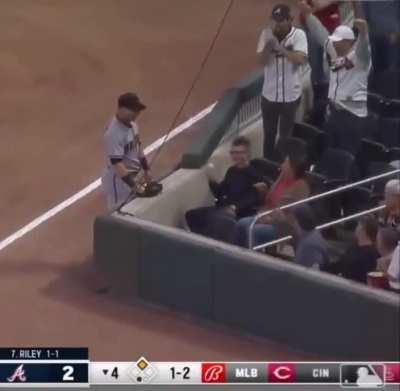 Instead of getting angry at young fan, baseball player gives props