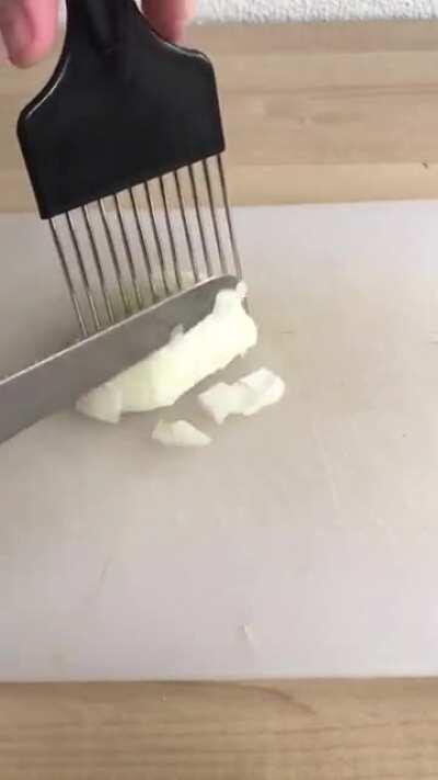 The best way to cut the onion