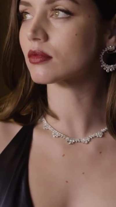 Ana de Armas and her seductive eyes.