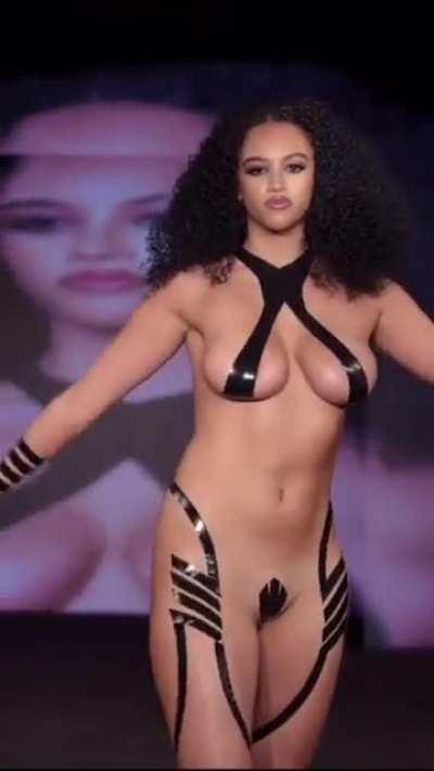 Breya Lea taking the runway to my bedroom😅😛🤘🤘