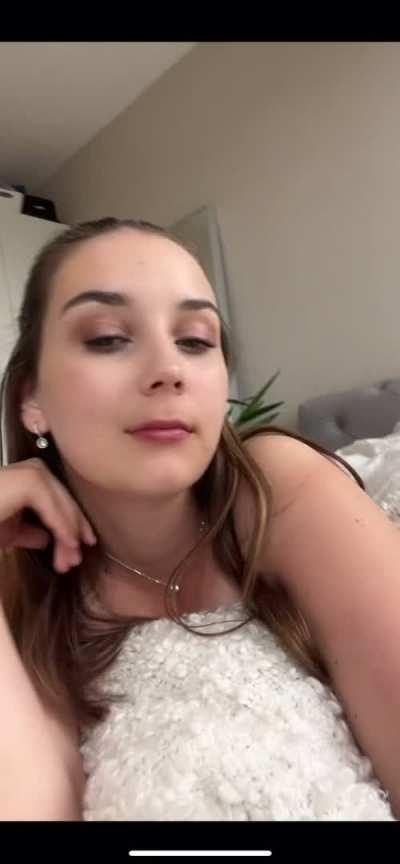 If even 4 guys see my 18 y/o ass, I’ll celebrate and fuck myself 💕