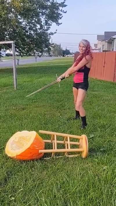 Gal with an Albion Maximilian Greatsword