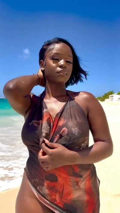 Beach vibe @hotsauce.256