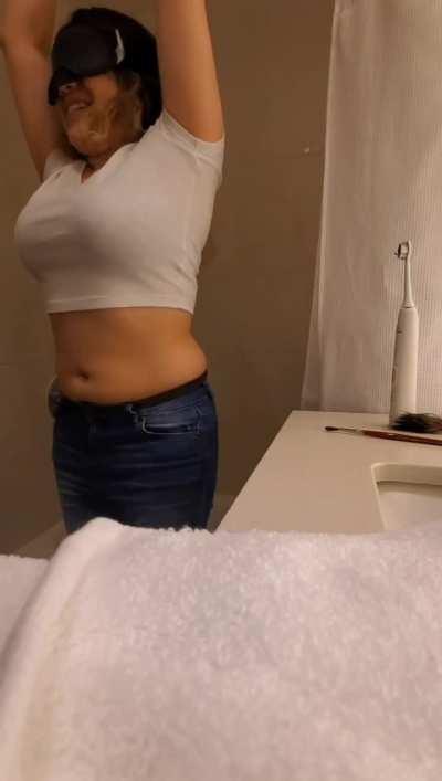 Leslie Bellybutton Tickle