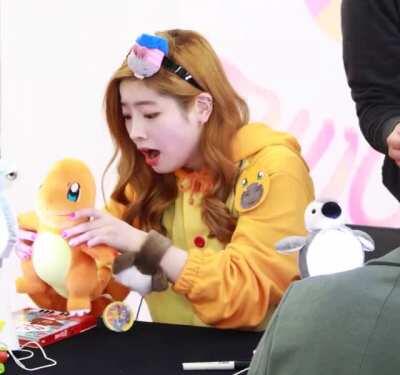 161204 - Dahyun when she noticed that the Charmander plushie had fallen