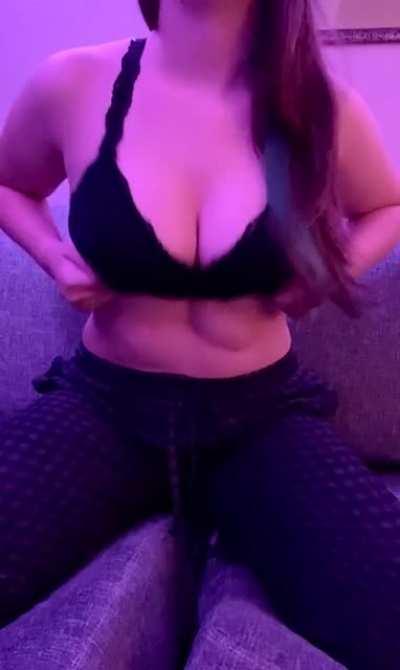 Not the best lighting, but I felt cute and had to show off a bit!🤍 (f)