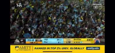 Aur jhatt se andar ghus gail