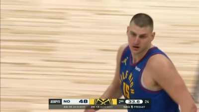 [Highlight] Nikola Jokic over the head dime to Aaron Gordon