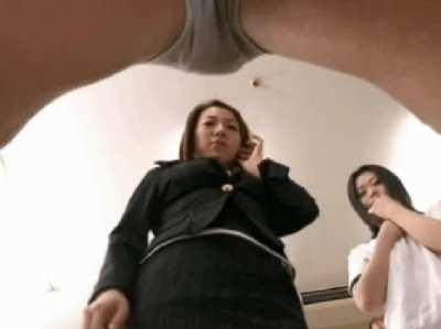 Self-defence teacher explains how to knee the testicles.