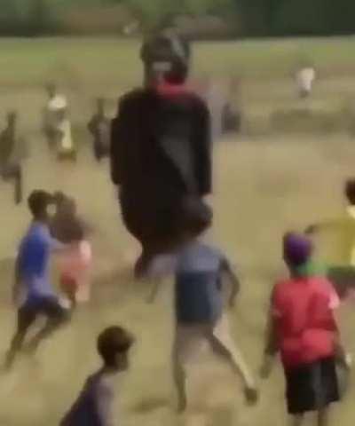 cehapeli_maskot_müslüman_çocukları_kovalıyor.mp4