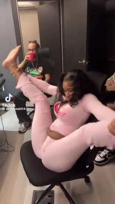 Ngl I would’ve had to smash her in the studio might regret later lol 😭🥵