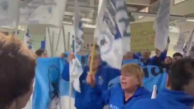 Empleados de la UTN-FRA intervienen en una clase con protestas.