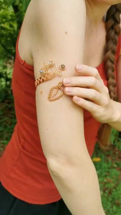 I used six meters of wire for this armband.