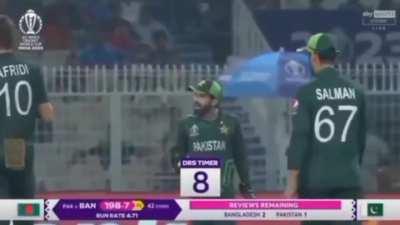 Rizwan asks the batsman if it's the pad or bat that touched the ball.