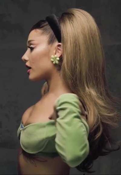 Ariana Grande looks so hot in this outfit