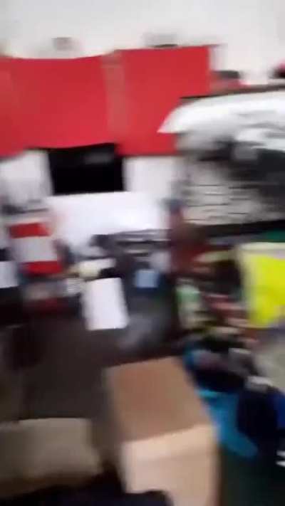 El enojo de un preso en Olmos luego de que supuestamente le faltaran pertenencias producto de una requisa