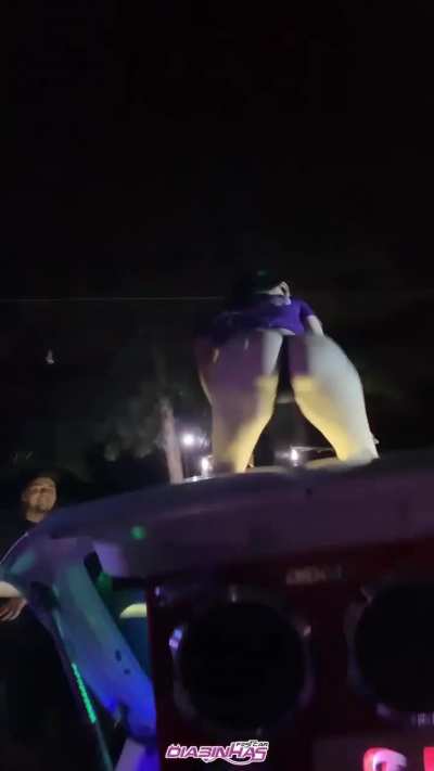 Rebolando de calcinha 