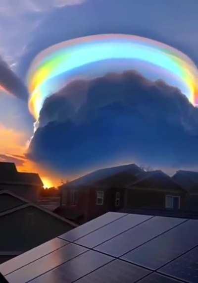 🔥🔥 This beautiful iridescent Pileus Cloud (or Scarf Cloud), filmed in Haikou, China.