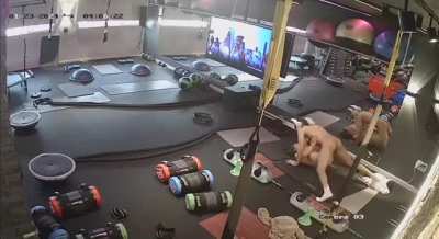 Personal ensinando a aluna