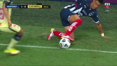 Great nutmeg but Maxi Meza on Salvador Reyes