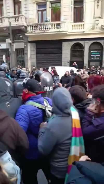 VIDEO: militantes kirchneristas agreden a efectivos de la Policía en la marcha pro-CFK