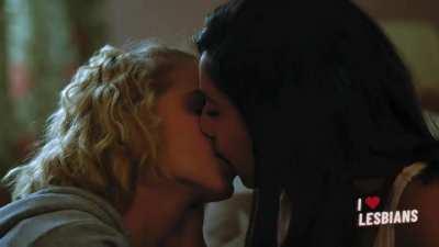 Ella Rappich & Felicia Kartal (Lyckoviken - s04e07)