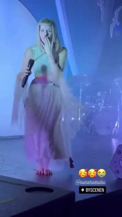 An air kiss from Aurora