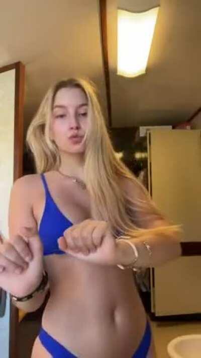 Stunning blonde showing off her amazing body in bikini🤩